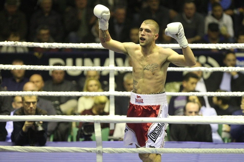 Veljko o'ladio rivala za 15 sekundi, a onda besneo, jer mu je lik odmah PREDAO MEČ!