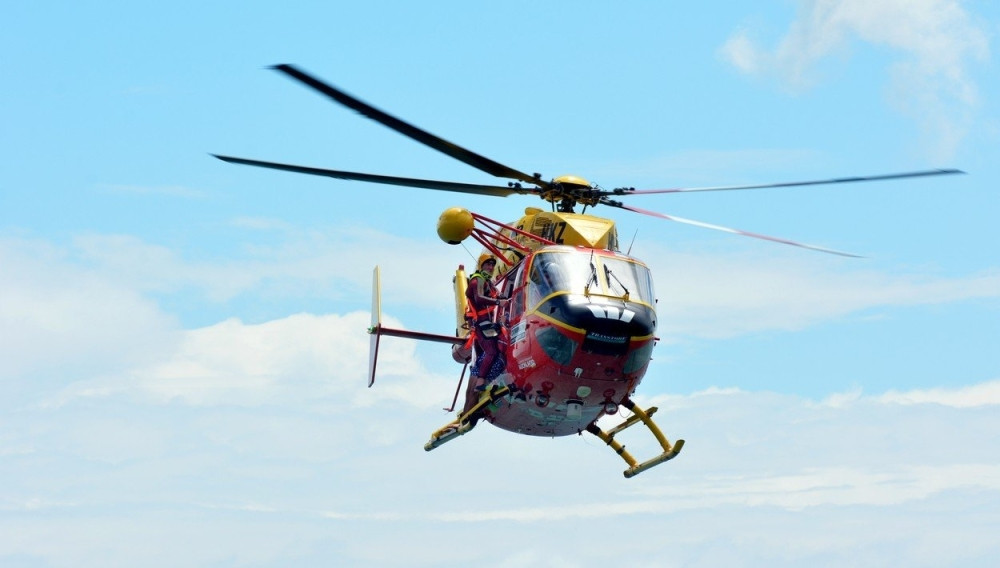 Helikopter sleteo nasred terena zbog navijača kojem je pozlilo! (VIDEO)