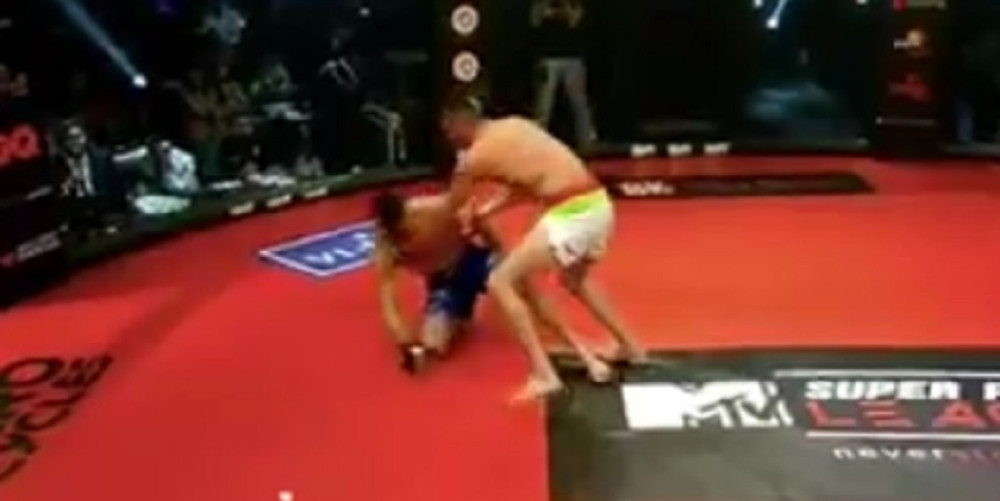 Naleteo mu na koleno i završio u nesvesti! (VIDEO)