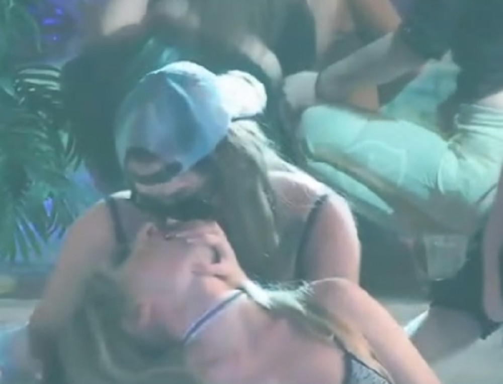 Njih dve su se ljubile u bazenu, a onda... (18+)