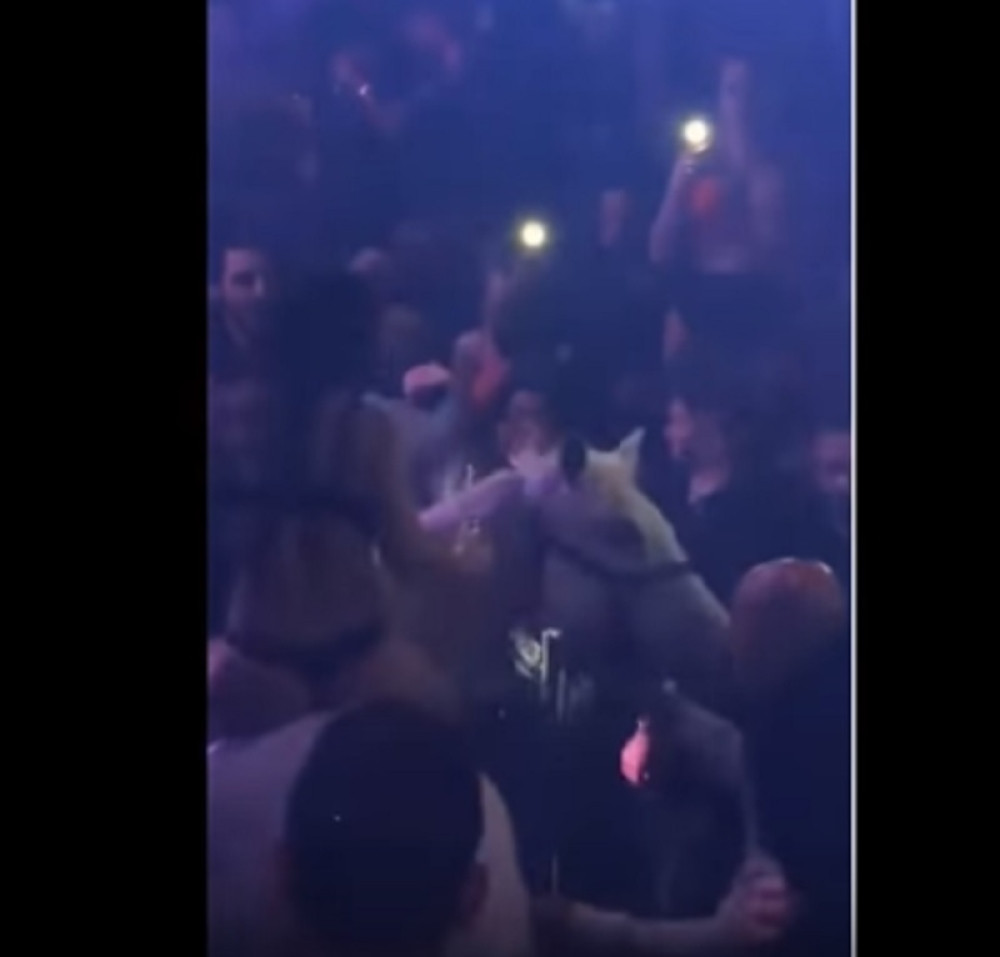 Skinula se u noćnom klubu, zajahala konja pa nastao haos!