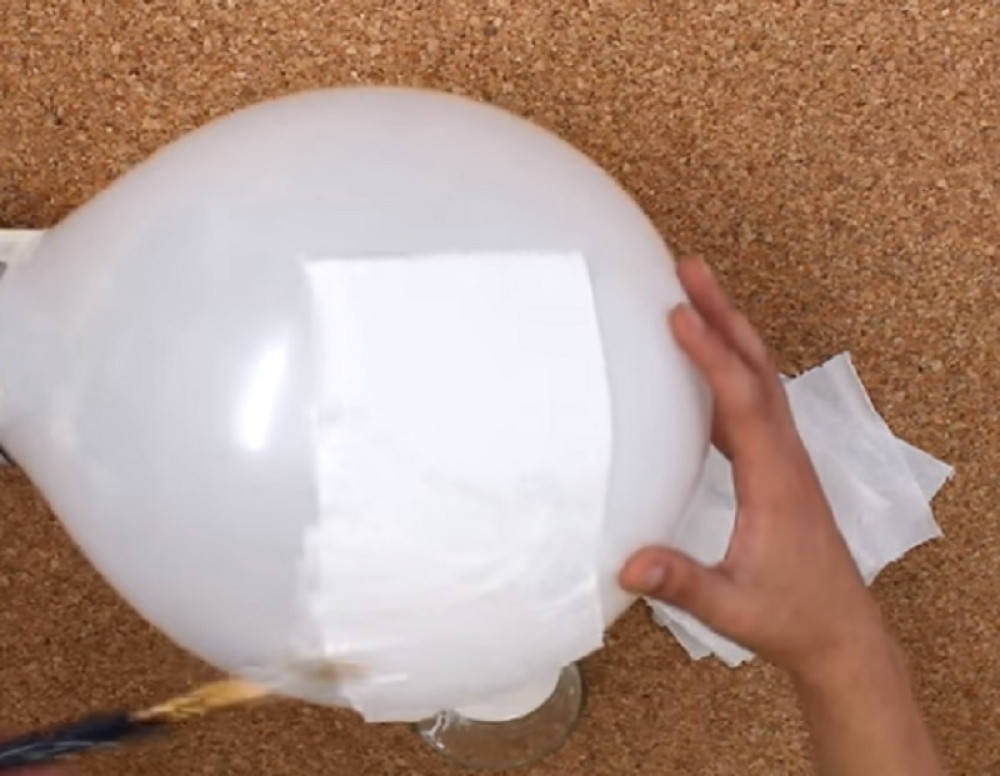 Počeo da lepi toalet papir na balon, pa napravio nešto neverovatno!