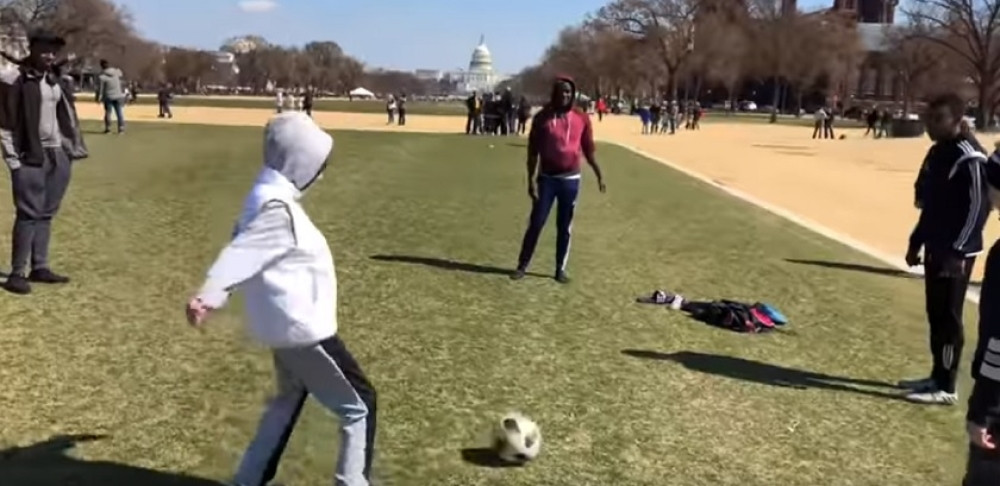 Mali Isaija već igra fudbal ispred Kapitol Hila