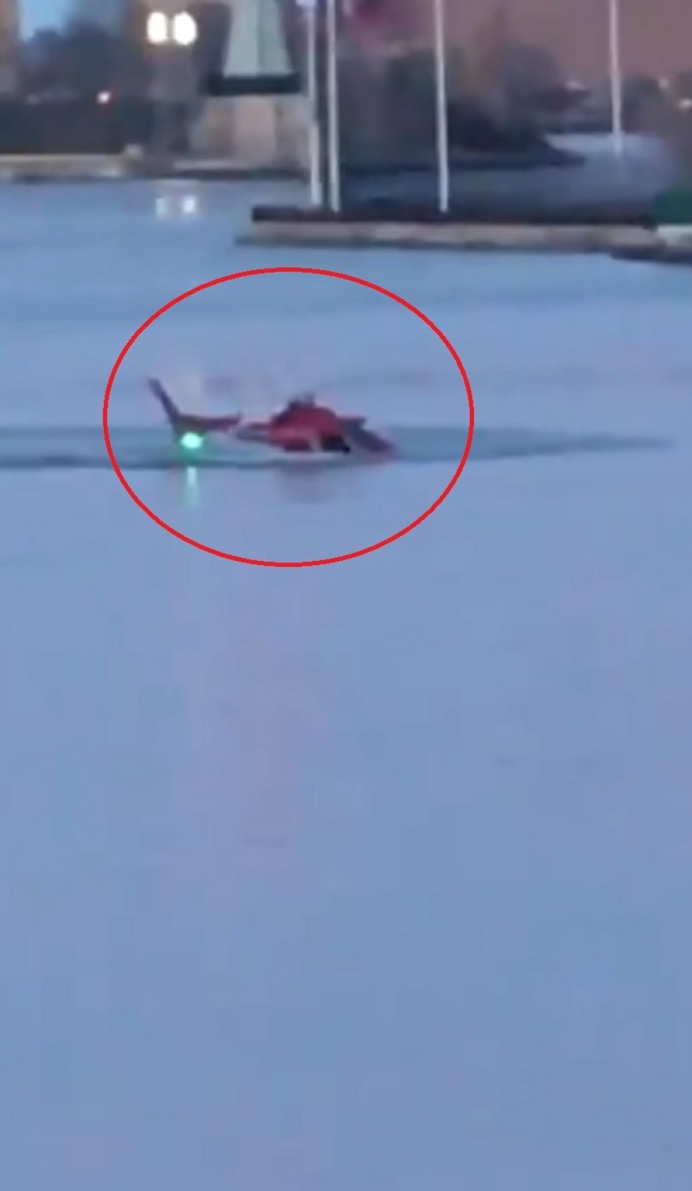 Pogledajte kako helikopter pada u reku! (VIDEO)