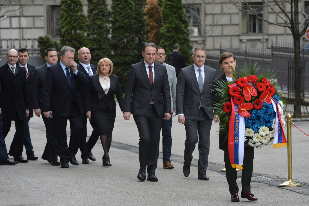Brnabić i ministri položili vence na mesto Đinđićevog ubistva
