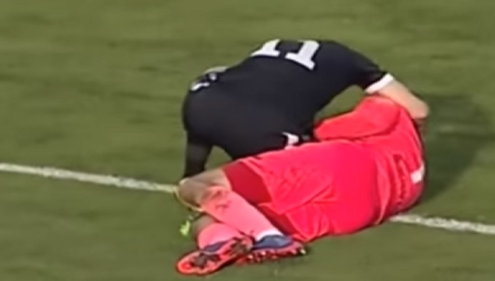Golman pao u nesvest, protivnički igrač mu spasio život