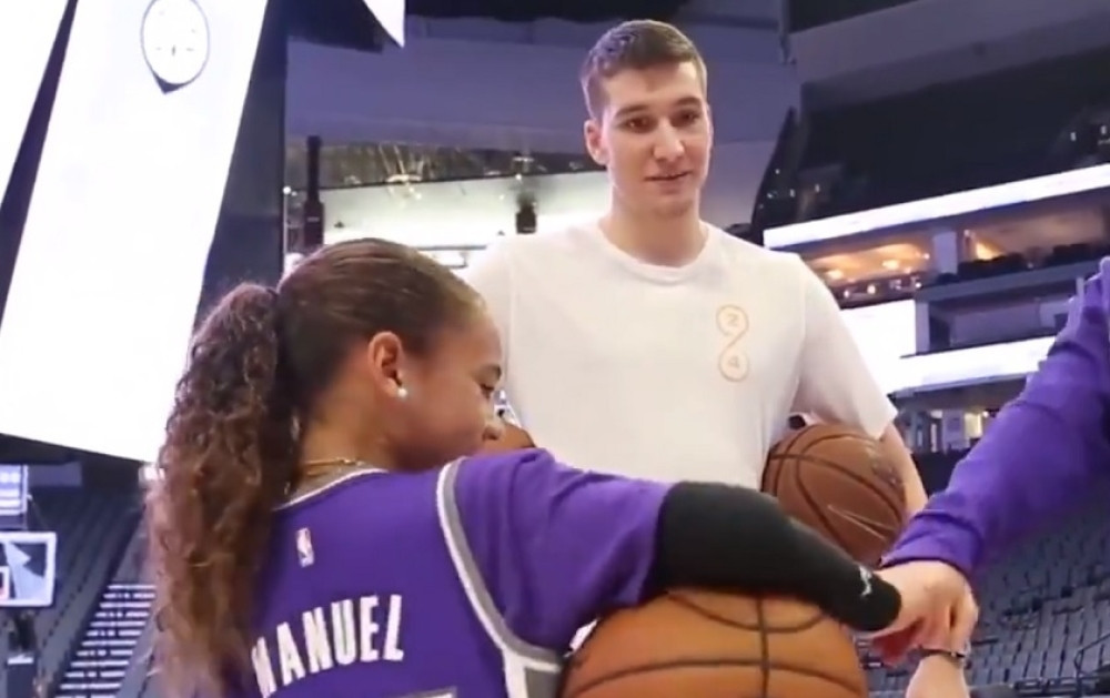 Dete od osam godina bolje barata loptom od Bogdana?! (VIDEO)