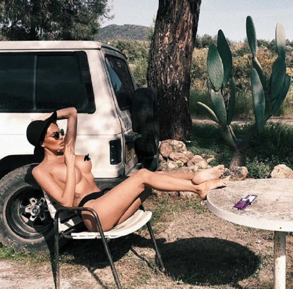 Bivša žena napadača Partizana gola u šumi, sa cigaretom u ustima (FOTO)