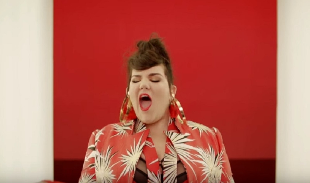 Ona kokodače dok peva, ali zato je favorit na "Evroviziji"