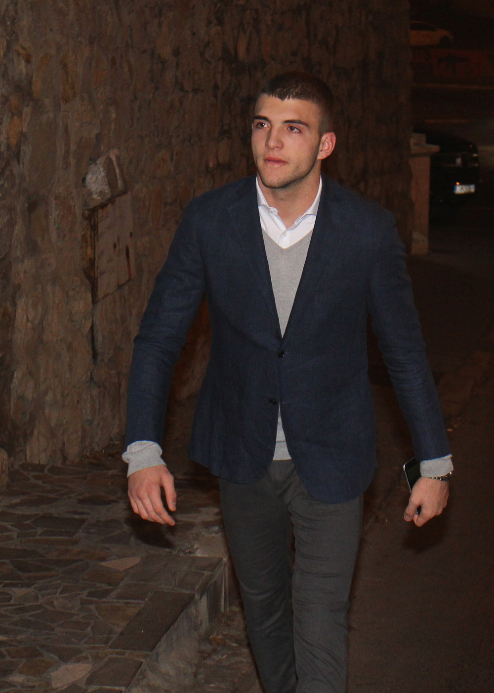 Pogledajte koji automobil Veljko Ražnatović merka na sajmu!