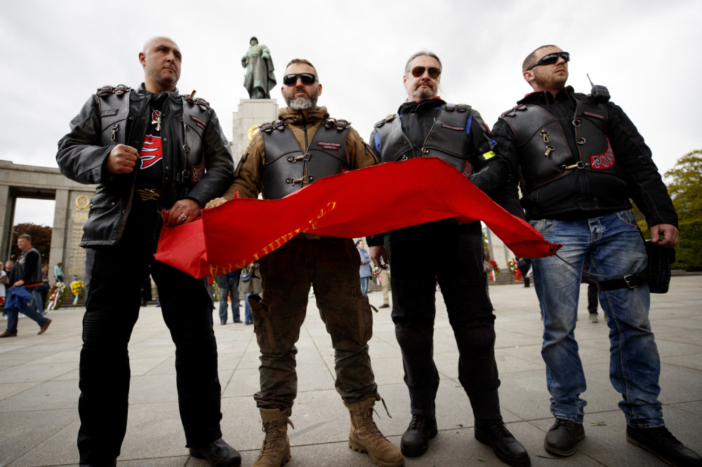 Putinov Hirurg obilazi srpske manastire