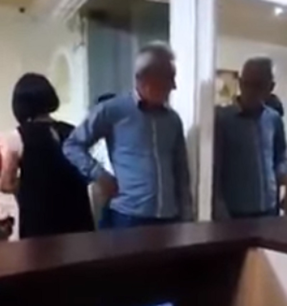 Šta radi pijanac kada vidi sebe u ogledalu