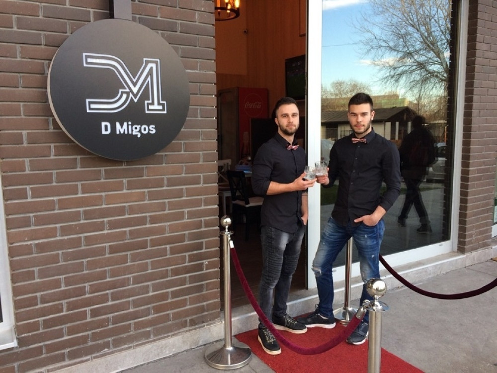 "Alo!" u kafiću Mičela Donalda: "Nazdravljamo brzom oporavku gazde!" (FOTO)