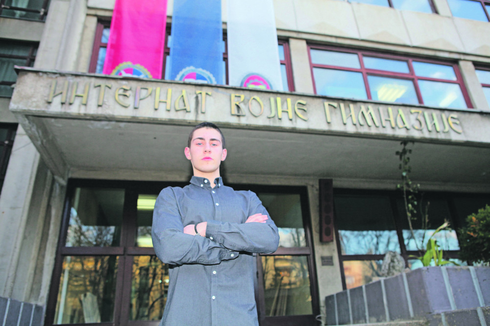 Budući oficir pleše za medalju