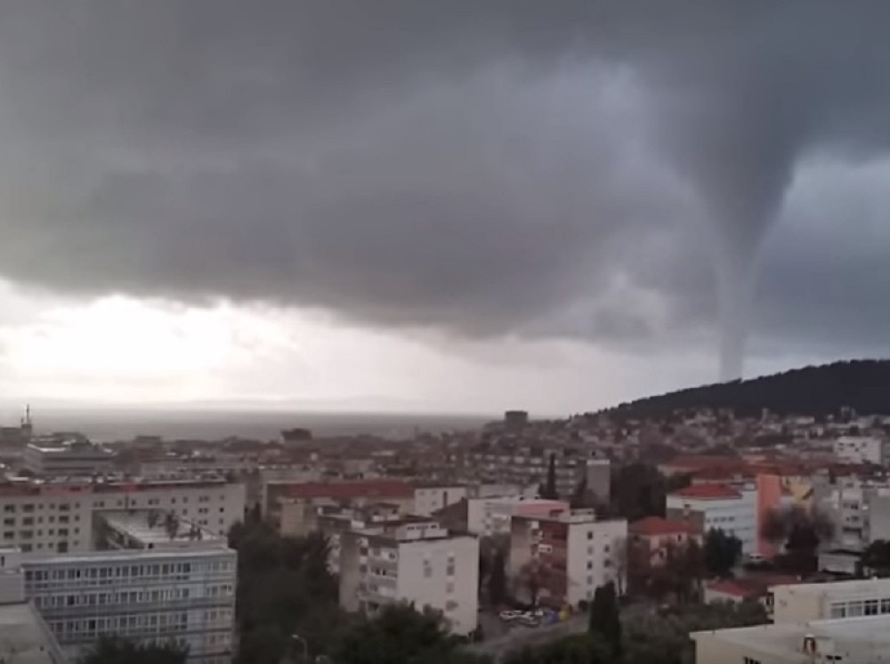 Nevreme i "pijavica" razaraju ceo grad