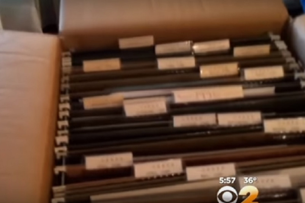 Na tavanu je krila kutije godinama, njen muž ih pronašao pa otkrio ovo!