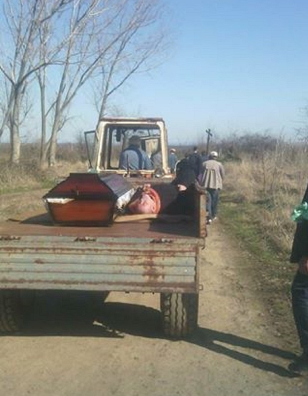 Pop pijan zaspao pored pokojnika, izgubio kandilo, upadao u raku, ali noga...