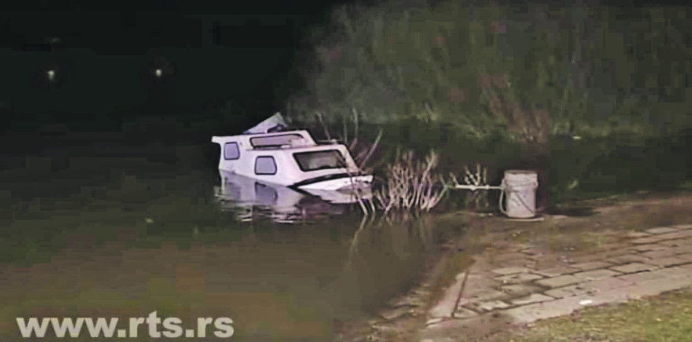 Gola žena plutala s mužem u čamcu!