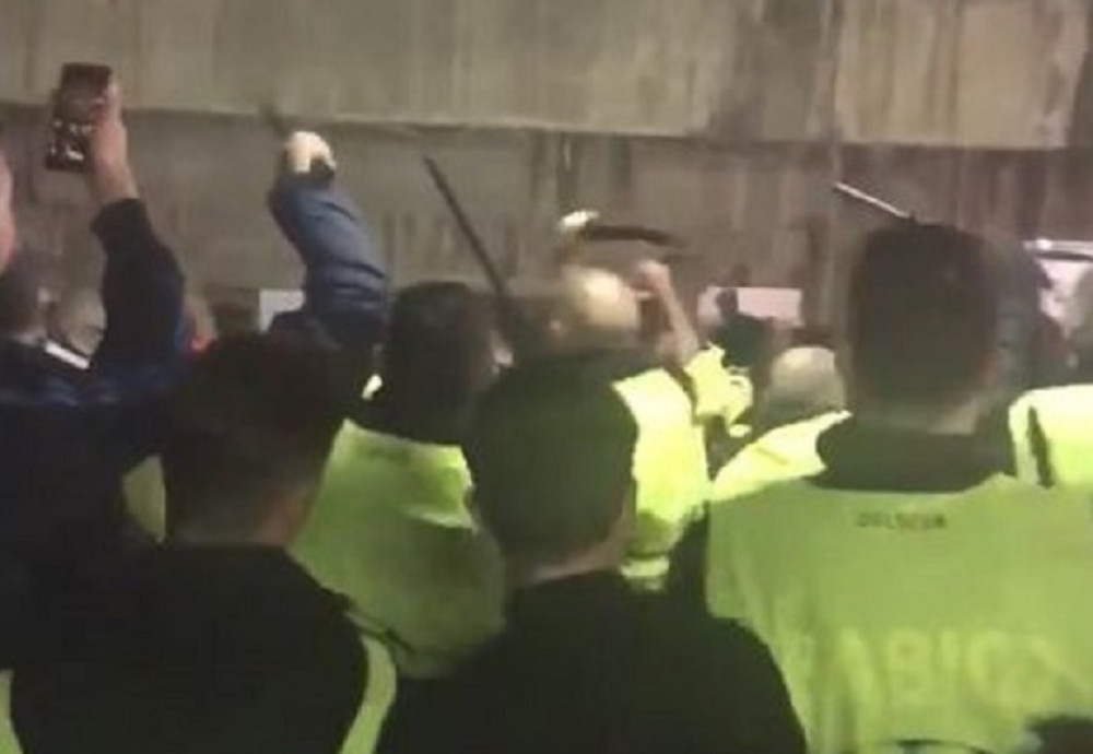 Policija čekala Engleze na Nou Kampu, a onda nije birala koga udara (VIDEO)