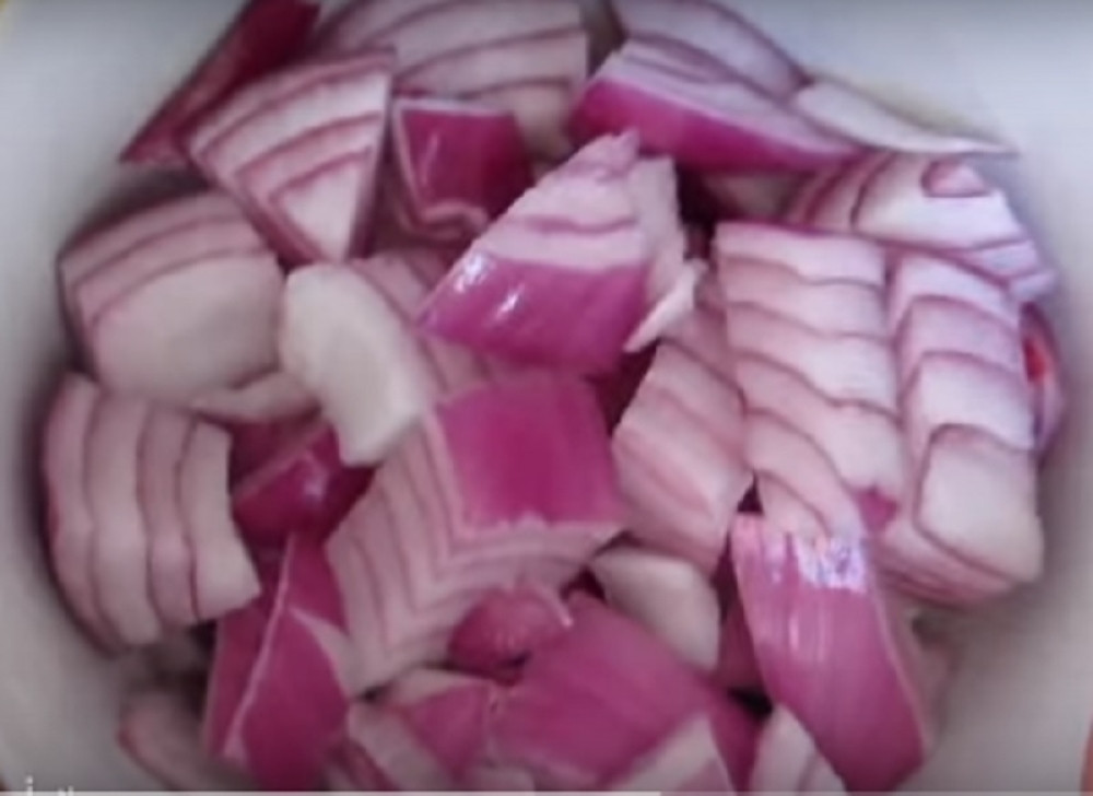 Stavila je crni luk na vrat i ostavila da reaguje tokom noći! Nije ni slutila da će se ubrzo rešiti ozbiljnog zdravstvenog problema!