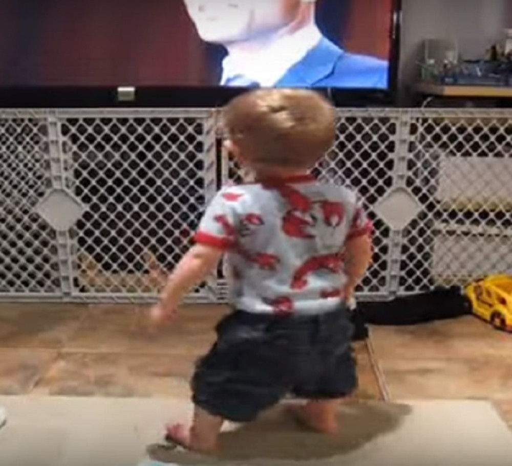 Bebac stoji mirno ispred televizora, a kada počne njegova pesma nastaje haos!