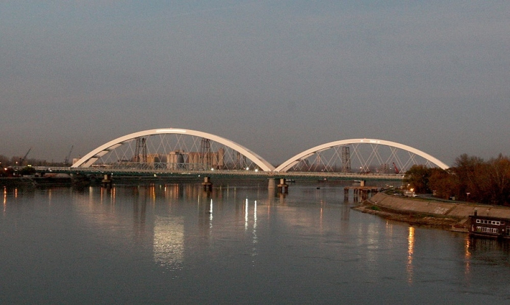 Barža zaustavila saobraćaj na Mostu slobode