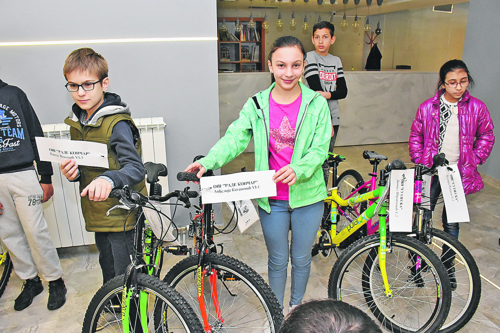 Zemunski đaci dobili bicikle