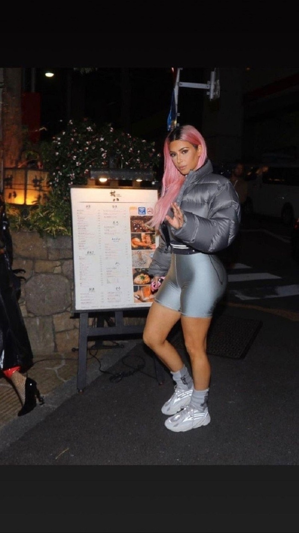 Kim Kardašijan se ofarbala u pink, a tek da vidite šta je njen muž uradio!