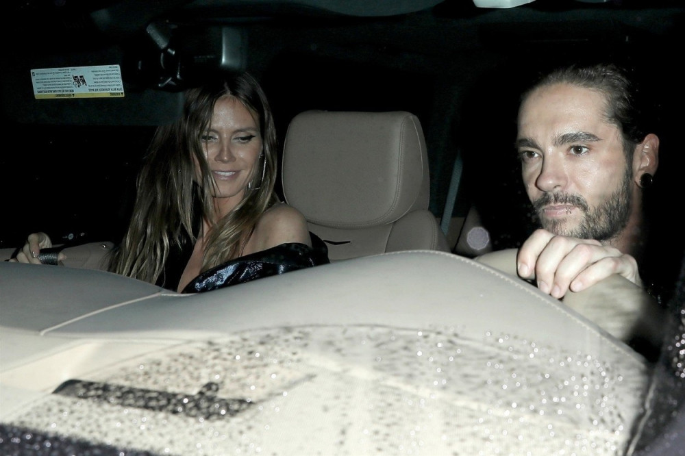 Hajdi Klum uslikana u toplesu kako se mazi sa mlađim dečkom! (18+)