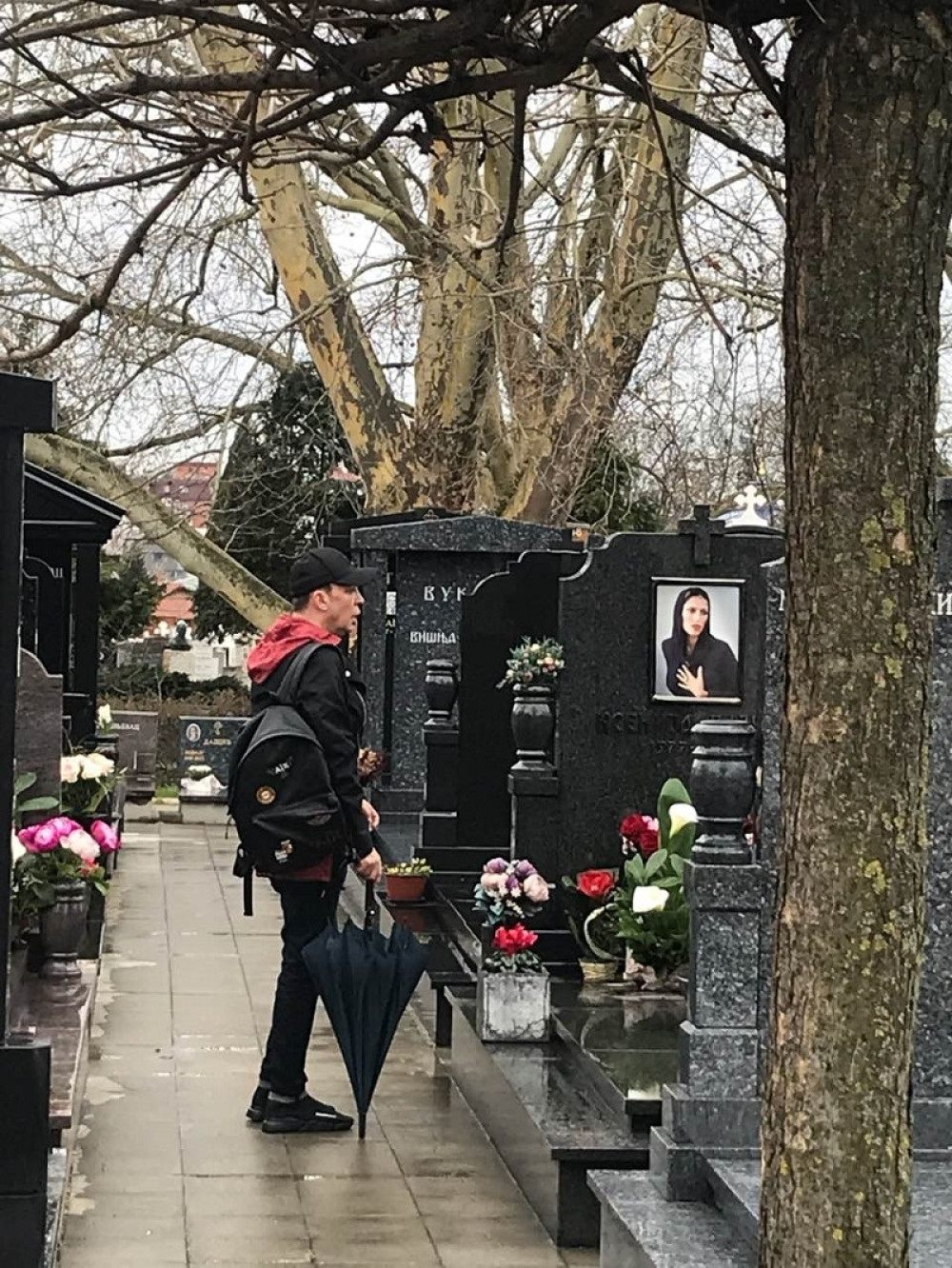 Karamela razočaran na Ksenijinom grobu