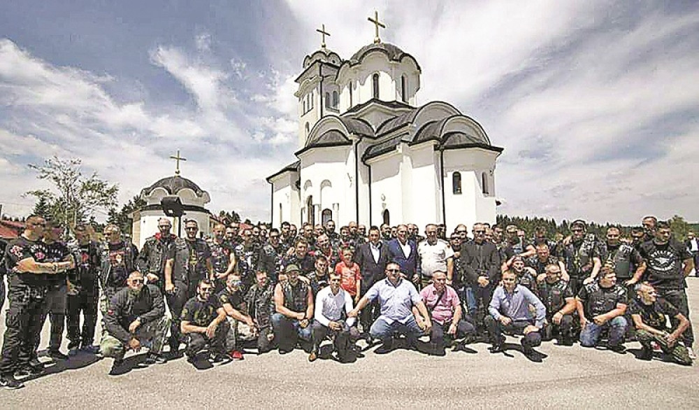 Bosanski ministar traži zabranu "vukova", a slikao se s njima!