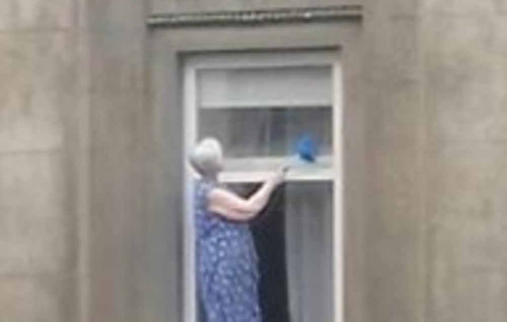 Zavrteće vam se u glavi kada budete videli kako ova baka pere prozore (FOTO)