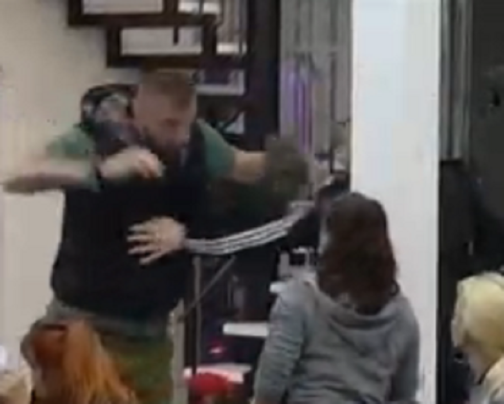 Janjuš bije i viče, Sloba skočio preko stola!