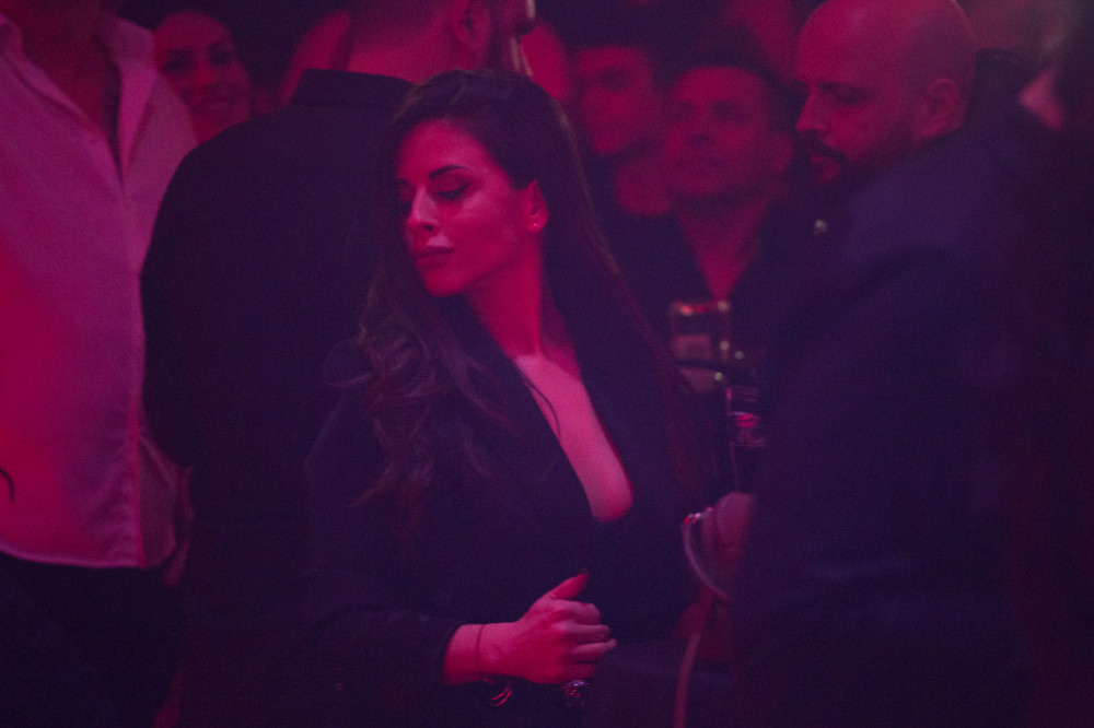 Ana Sević PRVI PUT POSLE RAZVODA U JAVNOSTI! Uživala sa dečkom CELU NOĆ! (FOTO)