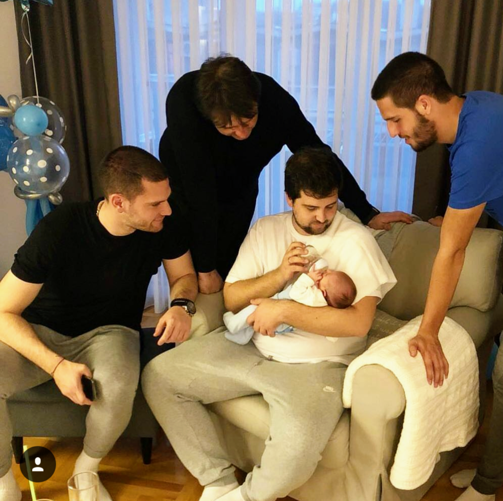 Šef BIA ponosno pokazao unuka