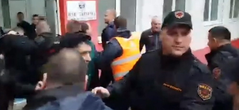 Besni navijači Zrinjskog krenuli da linčuju sudije! (VIDEO)