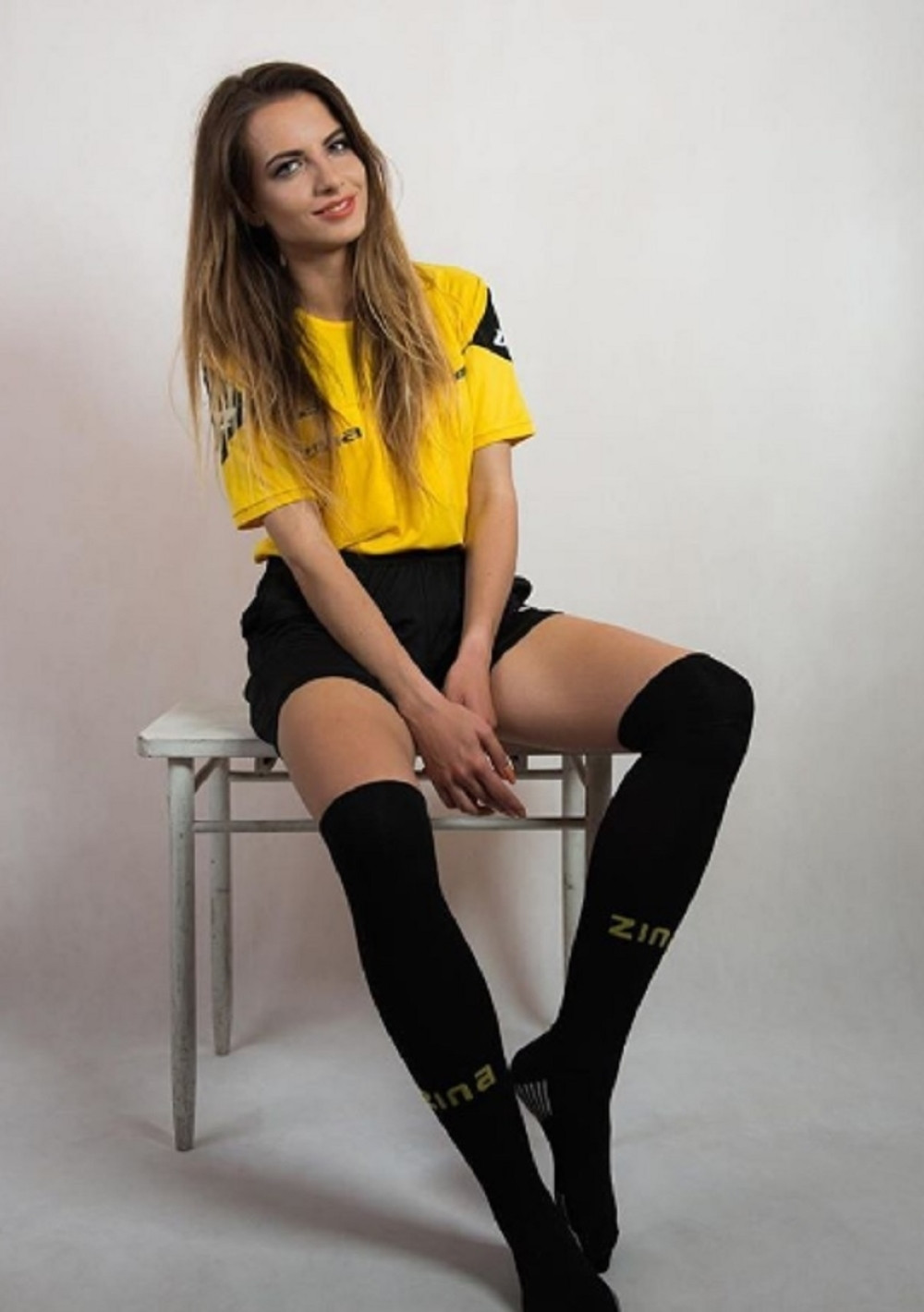 Ona je najseksi fudbalski sudija, a evo gde je uživo možete gledati! (FOTO)