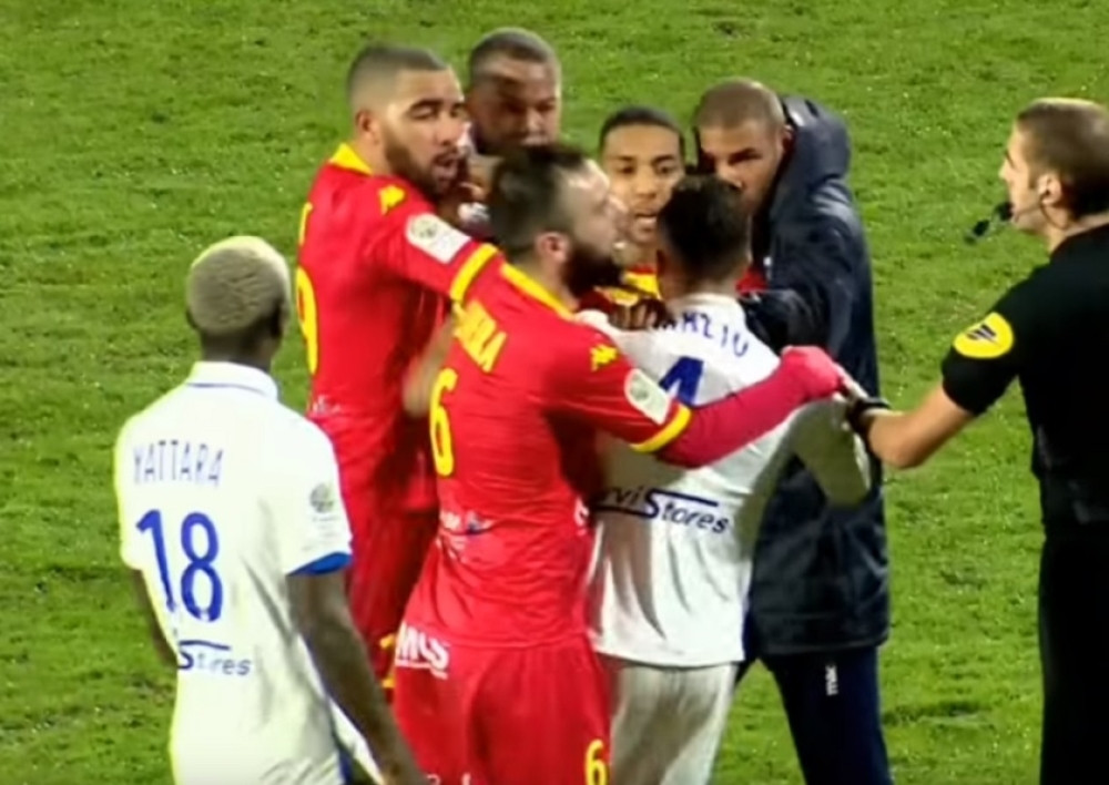 Fudbaleri Oksera se međusobno biju na sred terena, protivnički igrači pokušavaju da ih razdvoje!