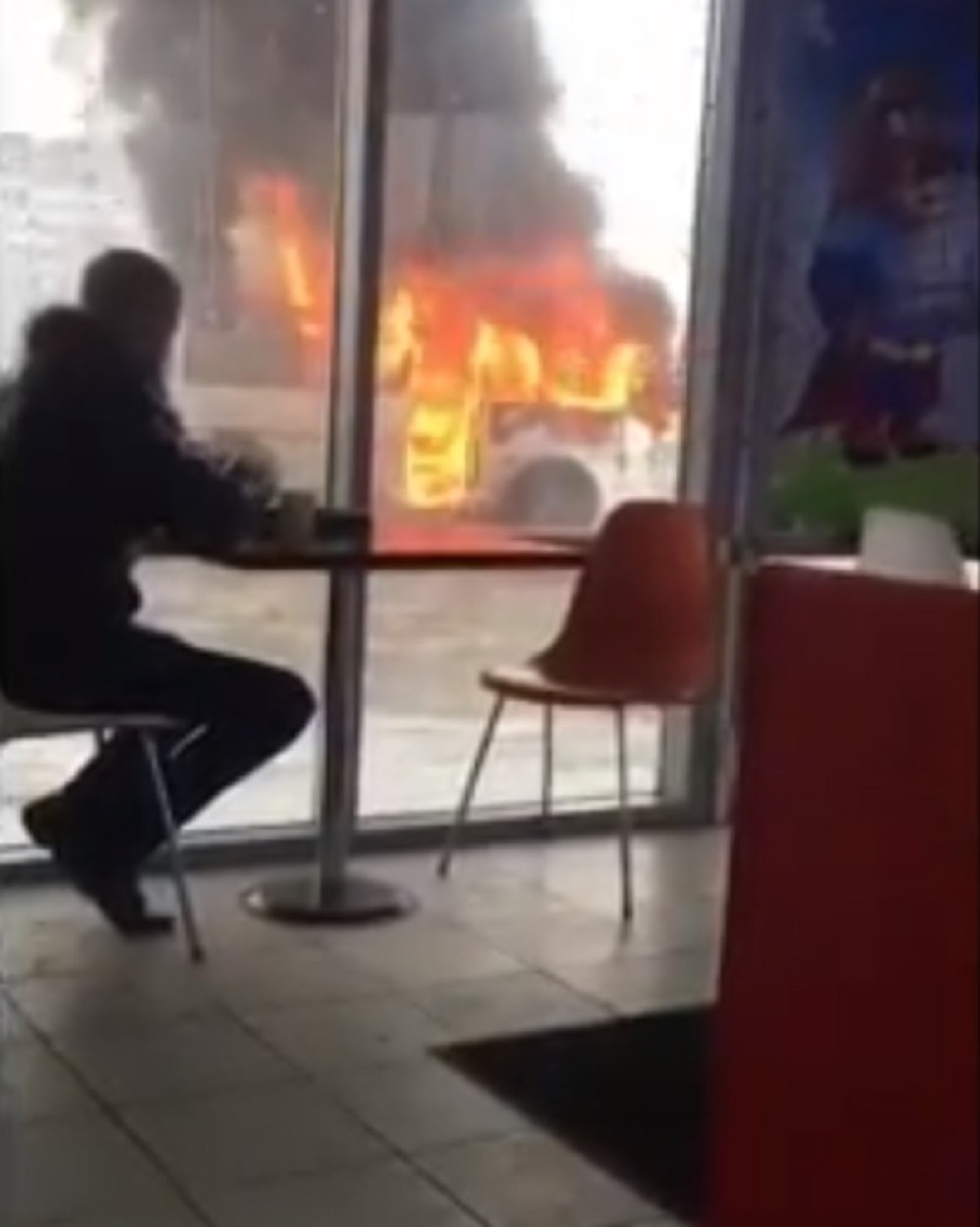 Da li ste za ručak s pogledom na zapaljeni autobus? (VIDEO)