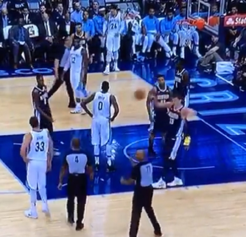 Jokić odalamio sudiju loptom (VIDEO)