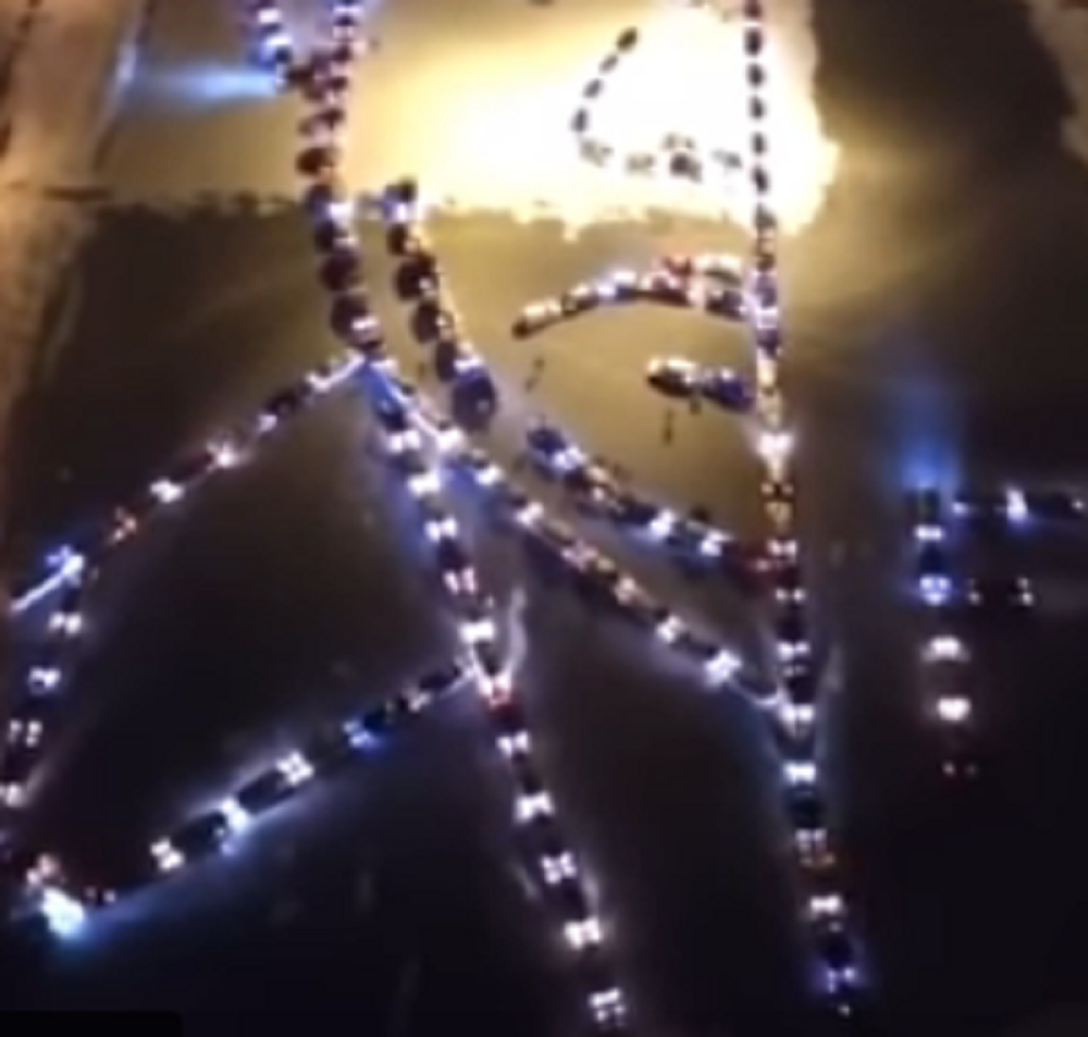 Od 300 automobila napravili predsednikov portret!