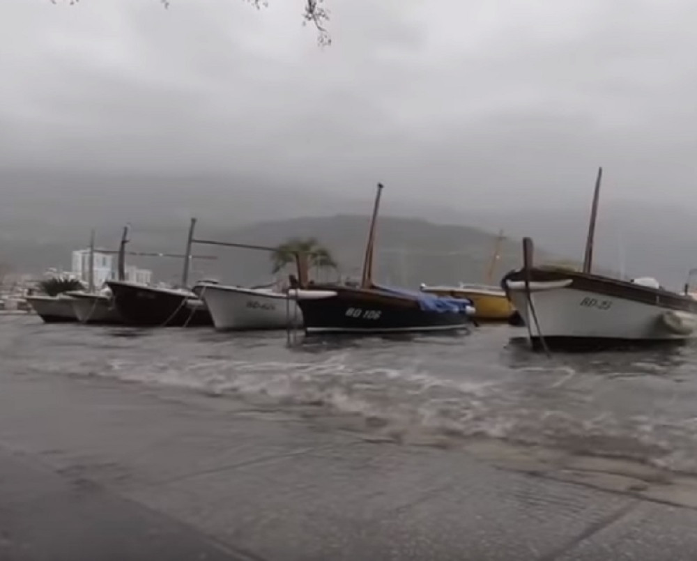 Sela kod Ulcinja odsečena od sveta, u Budvi se stanje normalizuje