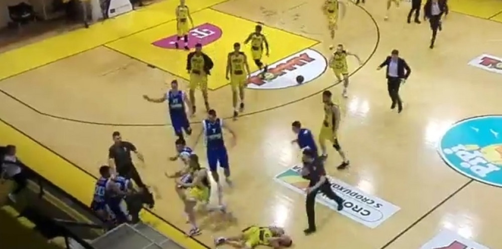 Žestoka tuča hrvatskih košarkaša, nije se znalo ko koga udara! (VIDEO)