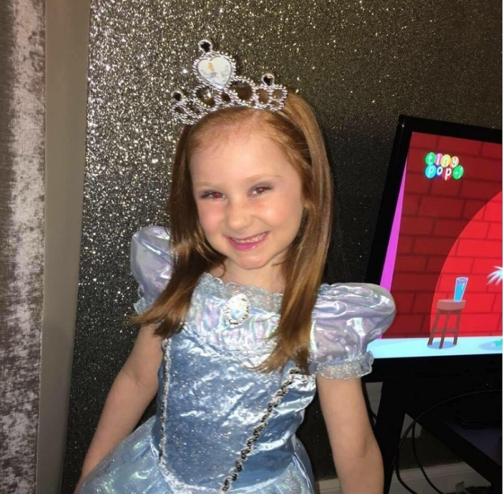 Roditelji su videli da im se ćerka čudno smeje, a onda su saznali strašnu istinu!