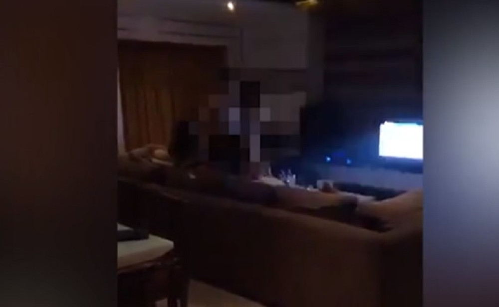 Šest članova ugledne avio-kompanije snimljeno tokom orgija! (18+)