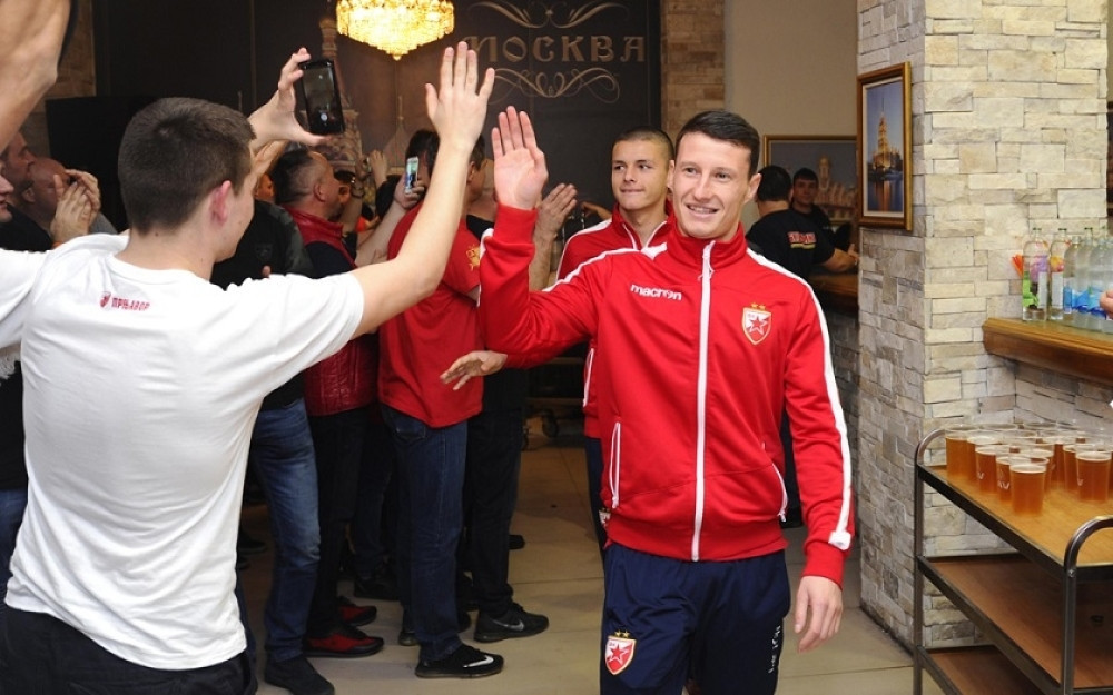 Zvezdu u Bjeljini sačekalo 1.500 navijača, pevali Kiki Lesendrić i Dejan Matić (FOTO)