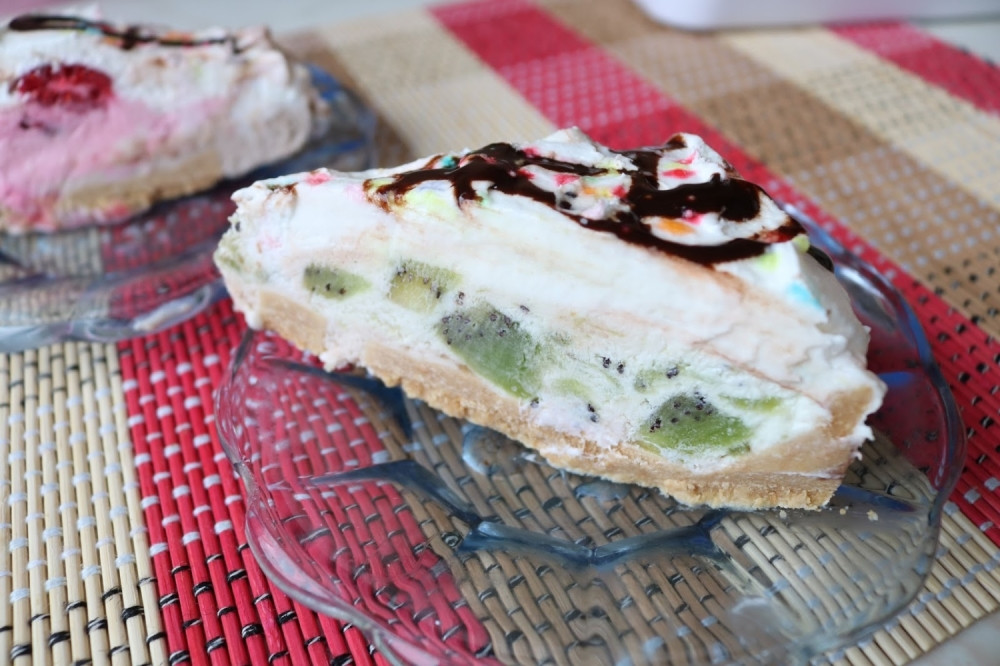 Voćna torta bez brašna i šećera koja se ne peče