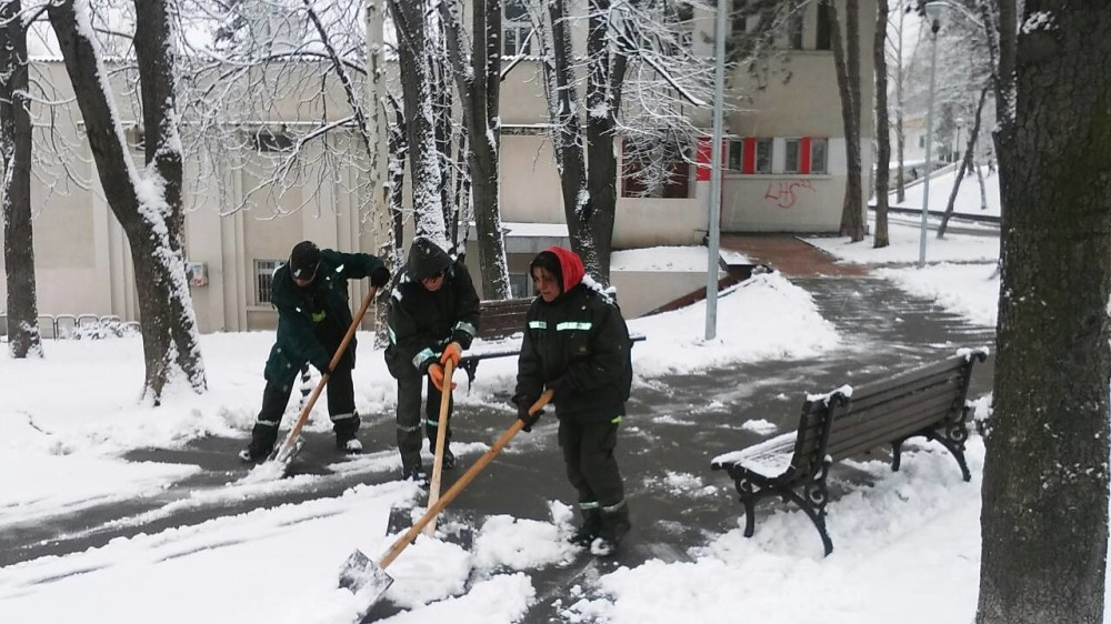 Čisti se sneg sa staza, platoa, dečjih igrališta, stepeništa i trotoara