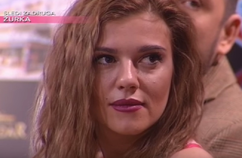 Kija se pojavila sa nožem iza njenih leđa, preti (VIDEO)