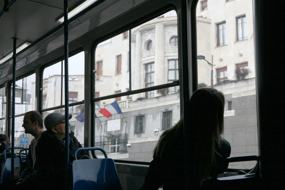 Huligani gađali limenkom tramvaj pun putnika, razbili staklo i POVREDILI VOZAČA!